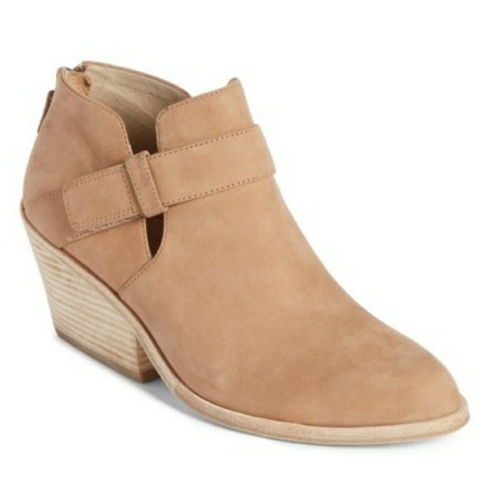 EILEEN FISHER Ives tan leather ankle booties 9